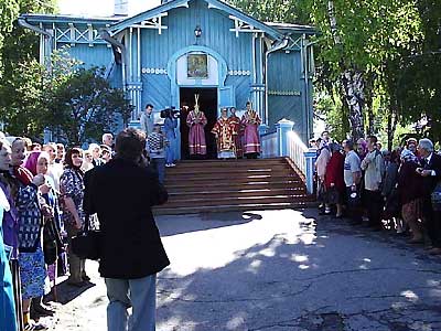 Архиепископ Симбирский и Мелекесский Прокл встречает Чудотворную Икону на пороге Свято-Богородице-Неопалимовского кафедрального собора